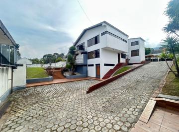 Casa de 4 habitaciones, Quito · Venta Ontaneda Casa Grande en Urbanizacion Vista Al Valle Areas Verdes