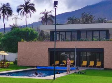 Casa · 135m² · 4 Habitaciones · 2 Estacionamientos · Casa en Venta de 4 Dorm. con Terraza y Jardin Conjunto con Piscina