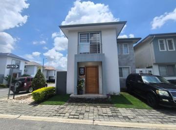 Casa · 136m² · 3 Habitaciones · 1 Estacionamiento · Alquiler de Casa en Urbanización Vistana, Norte de Guayaquil. Karr