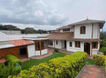 Casa de 3 habitaciones, Quito · Casa en Venta Nayon
