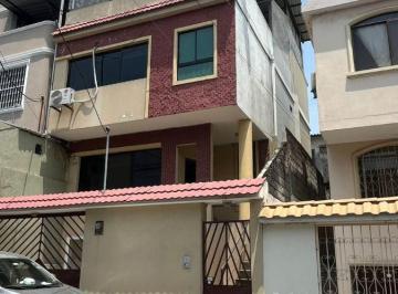 Casa de 3 habitaciones, Guayaquil · Casa en Venta en Mirador del Norte con Piscina - N. Dorado