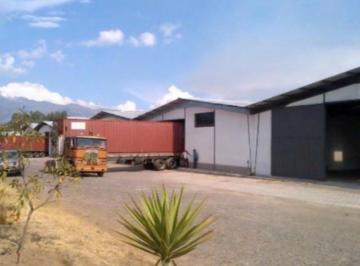 Bodega-Galpón · 533m² · 4 Estacionamientos · Bodega con Oficina en Venta en Tabacundo - Cayambe en un Parque Comercial.