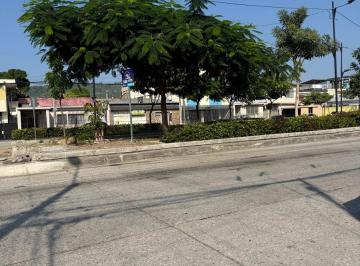 Suite de 1 habitación, Guayaquil · Urdesa Central a 2 Cuadras de La Víctor Emilio Estrada Calle con Portón Cerrado