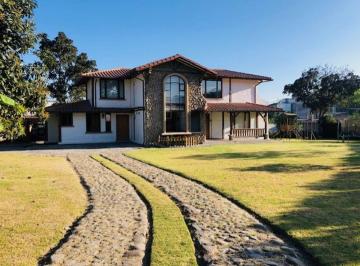 Casa de 3 habitaciones, Quito · Preciosa Casa Independiente con Amplio Jardin