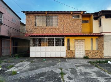 Casa · 156m² · 4 Habitaciones · 1 Estacionamiento · Casa en Venta en Los Esteros a Media Cuadra del Tia Sans