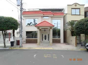 Casa de 5 habitaciones, Portoviejo · Casa de Venta en Exclusiva Urbanización Portoviejo