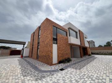 Casa · 195m² · 3 Habitaciones · 2 Estacionamientos · Casa en Venta Puembo, Proyecto Luna y Sol