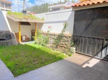 Casa · 220m² · 3 Habitaciones · 2 Estacionamientos · Casa en Venta, con Área Verde, Sector Universidad Católica de Cuenca Ec.