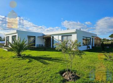 Hacienda-Quinta · 280m² · 3 Habitaciones · Vendo Casa Minimalista en Quinta en Checa Cerca de Yaruqui y Tababela