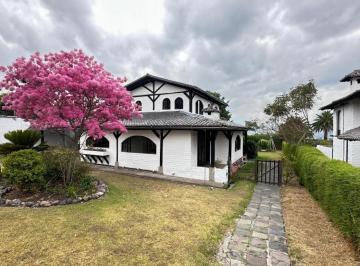 Casa de 4 habitaciones, Quito · Casa Rústica en Venta – San Juan | Amplios Jardines