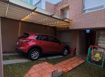 Estacionamiento con pérgola · Casa Independiente Remodelada en Urbanización Privada Urabá 2