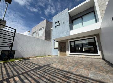 Casa de 3 habitaciones, Cuenca · Moderna Propiedad en Renta en Challuabamba Full Amoblada