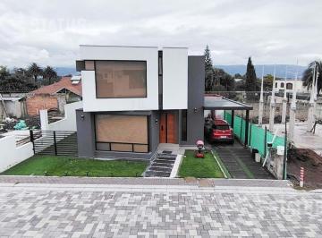 Casa · 114m² · 3 Habitaciones · 2 Estacionamientos · Venta de Casas Independientes - Valle de Los Chillos