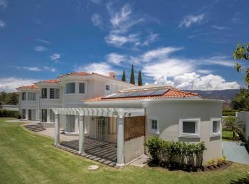 Casa · 2000m² · 5 Habitaciones · 6 Estacionamientos · Cumbayá 2000 m² Casa en Venta 5 Habitaciones con Piscina