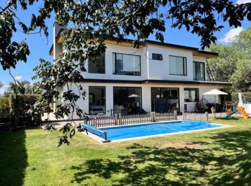 Casa de 4 habitaciones, Quito · Rento Casa con Piscina de Lujo