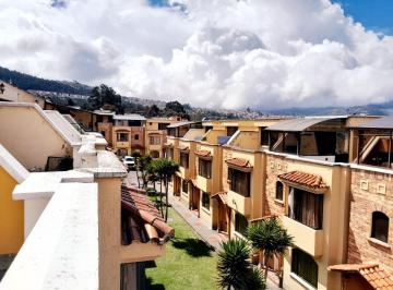 Casa de 4 habitaciones, Quito · A Dos Cuadras de La Av Occidental, El Condado, Oportunidad, Amplia Casa en Conjunto