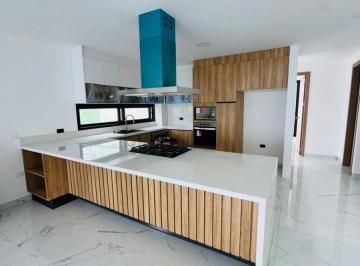 Casa de 5 habitaciones, Manta · En Venta, Casa de 5 Habitaciones Frente Al Mar en Urbanización Exclusiva de Manta
