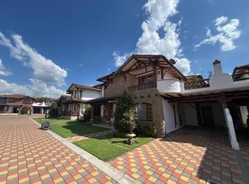 Casa · 250m² · 3 Habitaciones · 2 Estacionamientos · Casa - Tumbaco