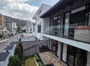Casa de 4 habitaciones, Quito · Casa de Lujo Remodelada en Granda Centeno, 455 m², 4 Habitaciones, Suite y Área Social Premium