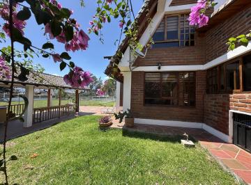 Casa · 424m² · 4 Habitaciones · 10 Estacionamientos · Casa en Venta Independiente con Terreno Tumbaco Tola Chica