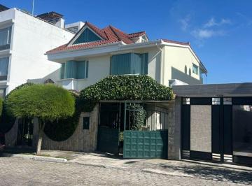 Casa de 4 habitaciones, Quito · Casa en Venta en Urbanización Jardines de Amagasi 406 m²