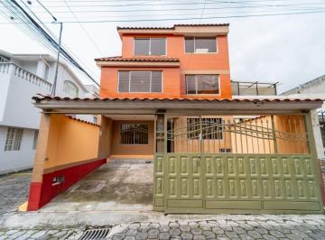 Casa de 5 habitaciones, Quito · Casa en Venta con 2 Departamentos Urb. 6 de Junio