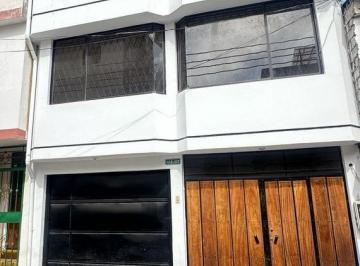 Casa · 159m² · 3 Habitaciones · 1 Estacionamiento · Vendo Casa Independiente de 3 Plantas en Carapungo