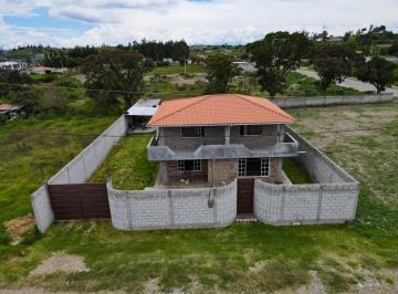 Casa · 205m² · 5 Habitaciones · 5 Estacionamientos · Casa en Antonio Ante