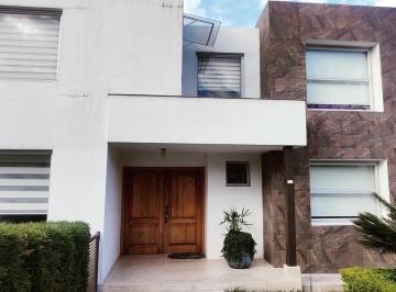 Casa · 225m² · 3 Habitaciones · 2 Estacionamientos · Casa en Venta en La Urbanización Prados de Tanda