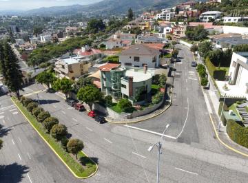 Casa de 5 habitaciones, Quito · Casa de Venta en Urbanización Cumbres del Valle 718 m² Útiles con Piscina