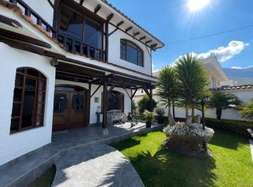 Casa de 3 habitaciones, Quito · Propiedad de Estilo Rústico en La Pampa.