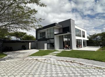 Casa · 370m² · 5 Habitaciones · 10 Estacionamientos · Espectacular Casa Independiente en Puembo 2338 Mtrs Terreno, Construcciòn 370 Mtrs2