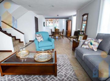 Casa · 184m² · 4 Habitaciones · 2 Estacionamientos · Casa en Venta en Urbanización Al Norte de Quito