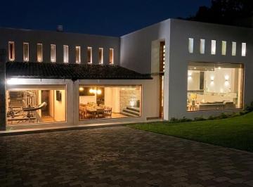 Casa de 3 habitaciones, Quito · Venta Hermosa Casa Fuera de Conjunto con Piscina