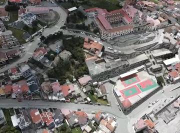 Terreno / Lote · 355m² · 5 Habitaciones · 10 Estacionamientos · Oportunidad de Inversión Espectacular Propiedad con Dos Casas Área de Terreno 3761.64 m² - Azogues