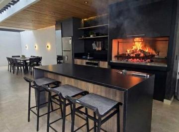 Casa de 3 habitaciones, Quito · Renta Amoblada Moderna Casa de 3 Dorm. - Lumbisi
