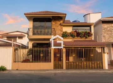 Casa de 3 habitaciones, Machala · Casa en Venta en Unioro, Machala – Amplia y Remodelada