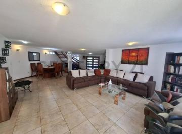 Casa · 206m² · 5 Habitaciones · 2 Estacionamientos · Casa de Venta en Sangolquí