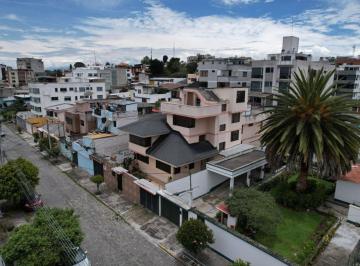 Casa de 9 habitaciones, Quito · Venta de Casa en Monteserrin
