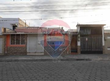 Casa de 3 habitaciones, Ibarra · Casa con Local Comercial en Venta