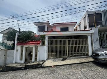 Casa de 4 habitaciones, Guayaquil · Se Vende Propiedad en Urb. Ceibos Norte