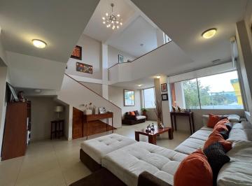 Casa · 306m² · 4 Habitaciones · 2 Estacionamientos · Venta Casa 306 m² 3dorm Opción 4to Dorm. Alangasí