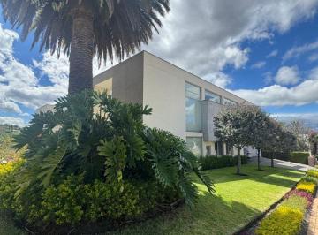 Casa de 4 habitaciones, Quito · 1900 m de Terreno en Urbanizacion de Lujo, 3 - 4 Dorm. Exclusiva y Moderna
