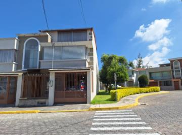 Casa · 160m² · 4 Habitaciones · 2 Estacionamientos · Casa Esquinera en Venta, 4 Dorm. (Uno en Pb), Urbanización Ute, Calderón
