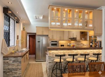 cocina con desayunador · En Venta Casa con Piscina Para Inversión - Salinas: Genera $900/mes Desde El Día 1