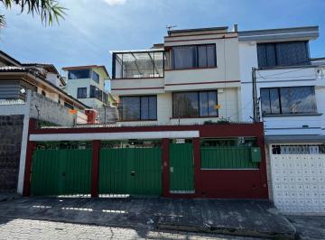 Casa de 5 habitaciones, Quito · Vendo Amplia Casa Familiar