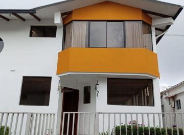 Casa de 4 habitaciones, Quito · En Venta Casa Sector Calderon