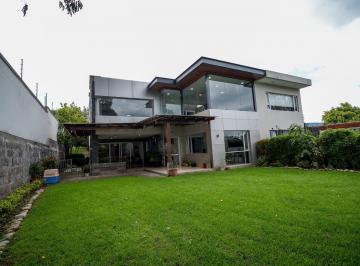 Casa · 323m² · 3 Habitaciones · 3 Estacionamientos · Casa en Tumbaco