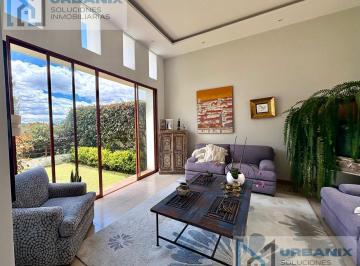 Casa · 286m² · 3 Habitaciones · 2 Estacionamientos · Casa en Venta