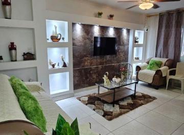 Casa de 4 habitaciones, Guayaquil · Casa Rentera en Venta – Ubicación Estratégica en El Centro de Guayaquil